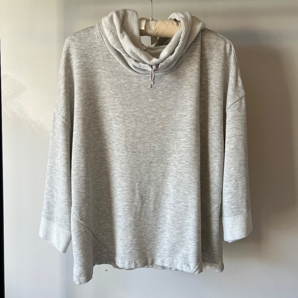 SALE ☘️ CABLE & GAUGE turtleneck 3/4 sleeve sweatshirt in light heather gray - Picture 2 of 14